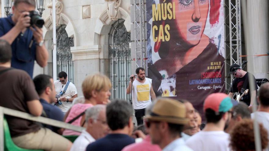 El público llenó la plaza del Ayuntamiento atraído por los ritmos peruanos de la música de Kanaku y El Tigre.  F. G. P.