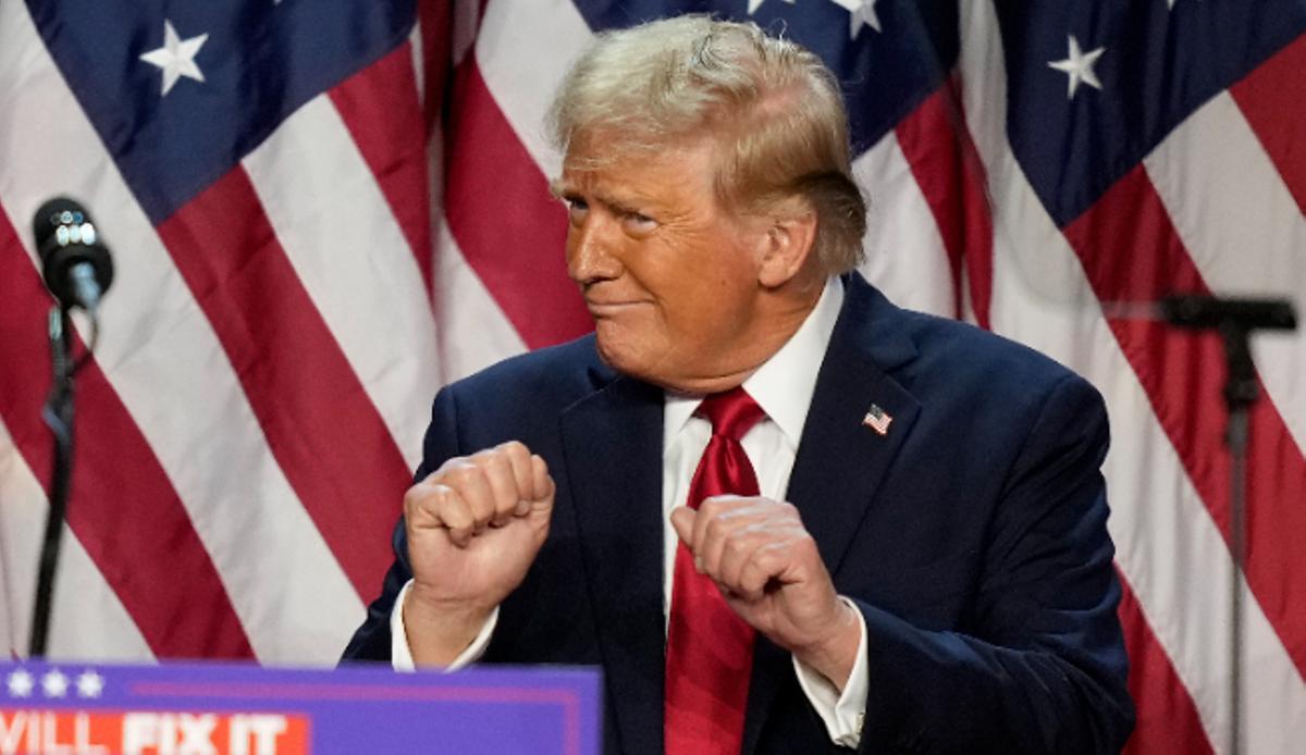 Donald Trump bailotea al anunciar su reelección.