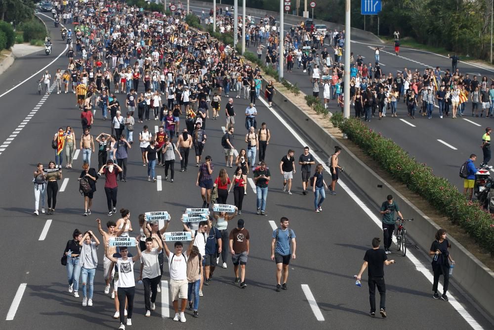 Milers de persones a l'aeroport del Prat