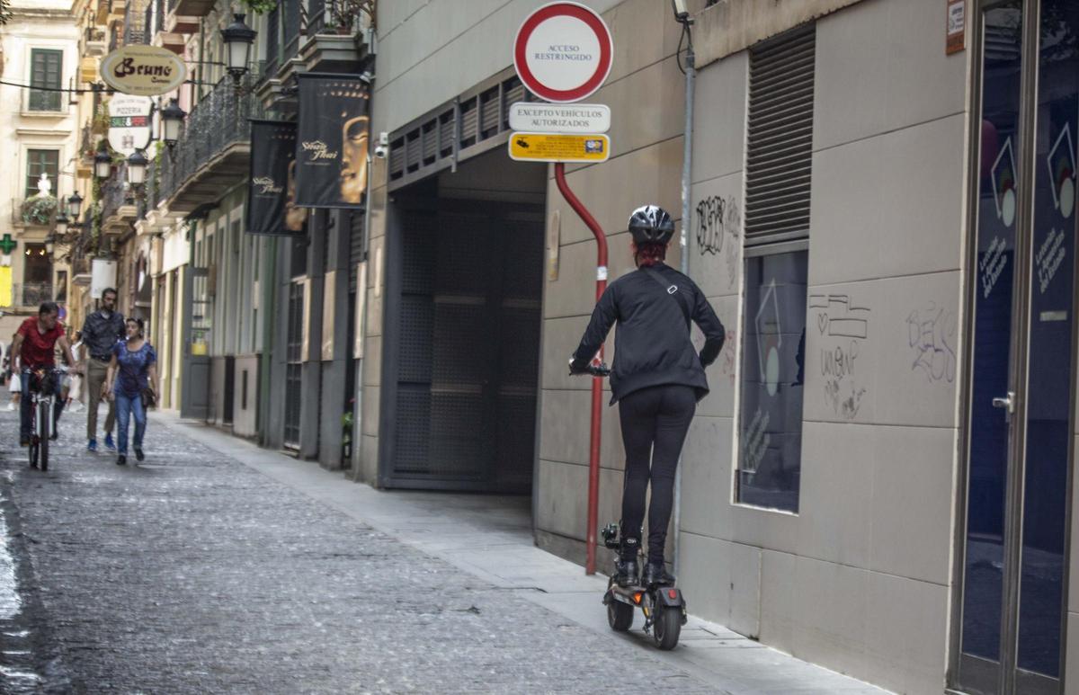 Un usuario de patinetes circula por una acera de Alicante, en imagen de archivo