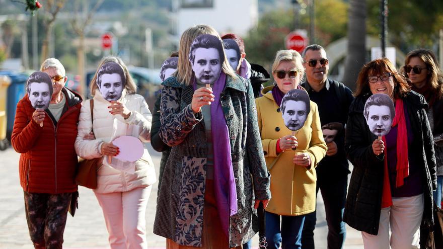 Imágenes de la protesta feminista a favor de la calle Margalida Roig &#039;Llogat&#039;, a las puertas del Ayuntamiento de Sant Josep