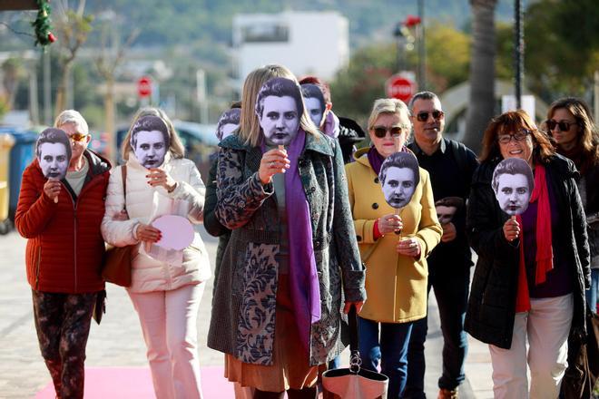 Imágenes de la protesta feminista a favor de la calle Margalida Roig 'Llogat', a las puertas del Ayuntamiento de Sant Josep