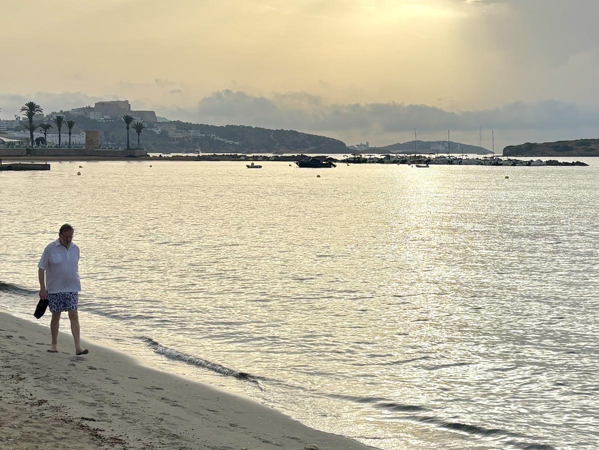 El expresidente paseando la mañana del sábado por Ibiza