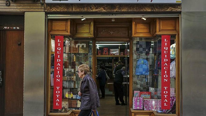 Imagen actual del escaparate de la Librería y Papelería Agulló, en la Corredora.