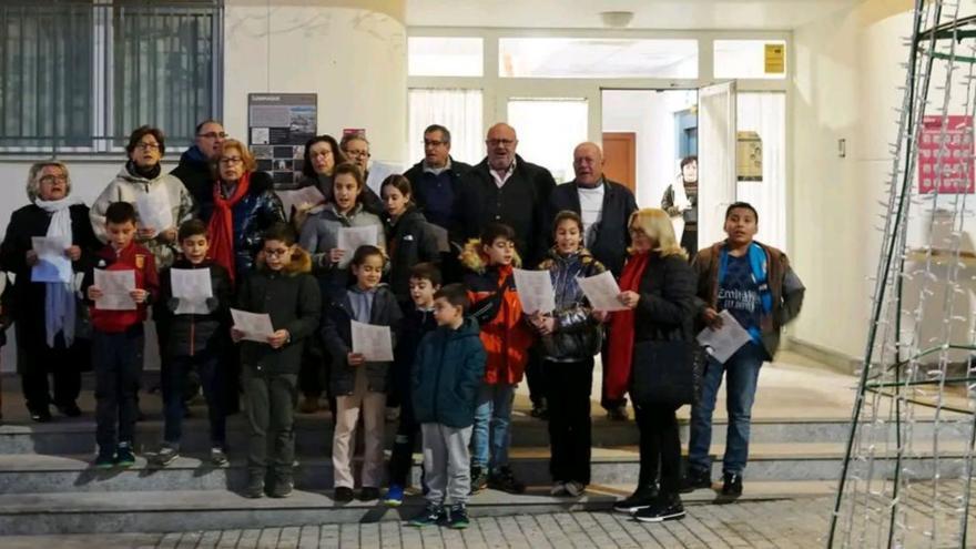 Los niños acompañaron a la Asociación Coral de Lumpiaque en el encendido. |