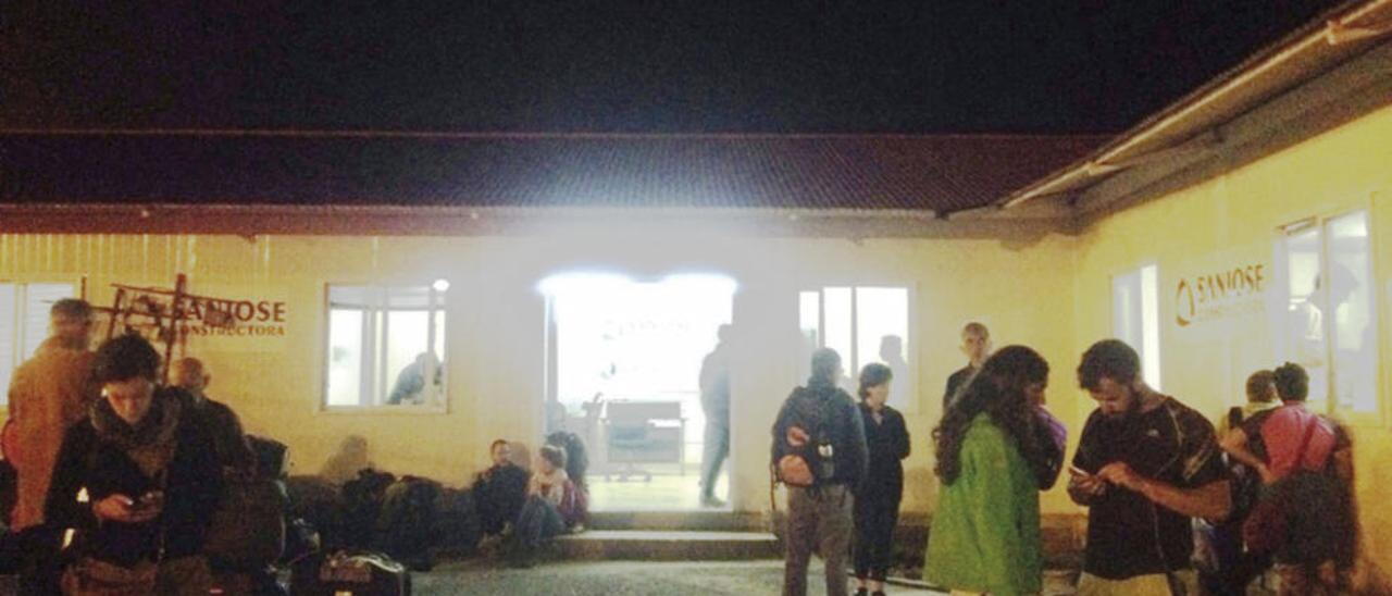 Un grupo de españoles ayer por la noche ante las oficinas de San José en Katmandú.  // FdV