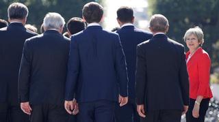 Los líderes de la UE se revuelven contra May y exigen avances para octubre