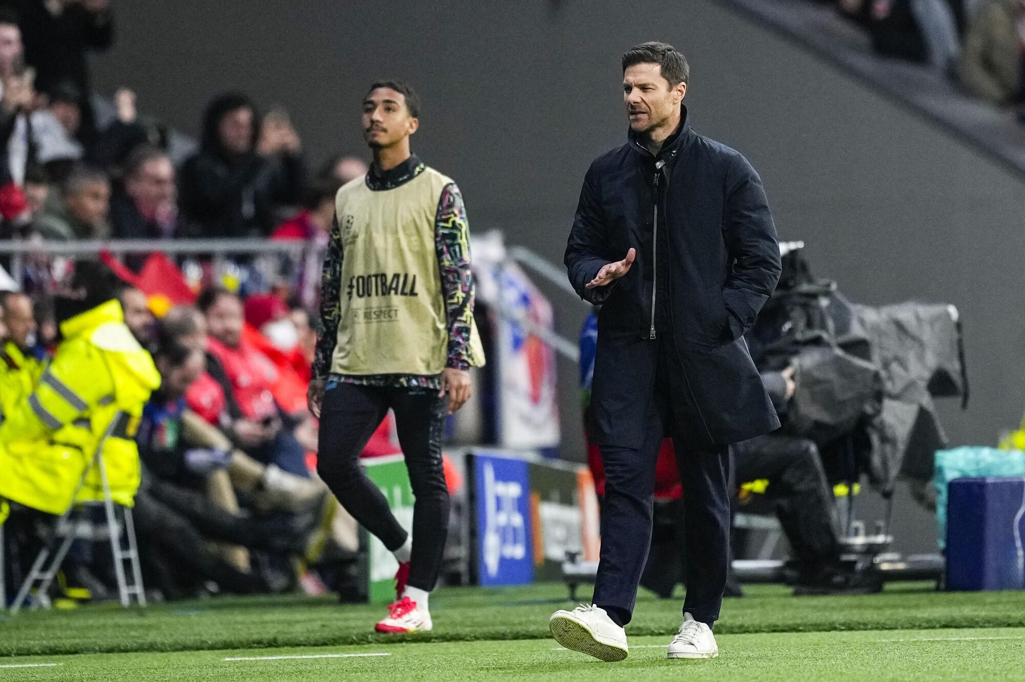 Xabi Alonso, head coach of Bayer Leverkusen, gestures during the UEFA Champions League 2024/25 League Phase MD7 match between Atletico de Madrid and Bayer 04 Leverkusen at Riyadh Air Metropolitano stadium on January 21, 2025, in Madrid, Spain. AFP7 21/01/2025 ONLY FOR USE IN SPAIN. Oscar J. Barroso / AFP7 / Europa Press;2025;SPAIN;SPORT;ZSPORT;SOCCER;ZSOCCER;Atletico de Madrid v Bayer 04 Leverkusen - UEFA Champions League 2024/25 League Phase MD7;