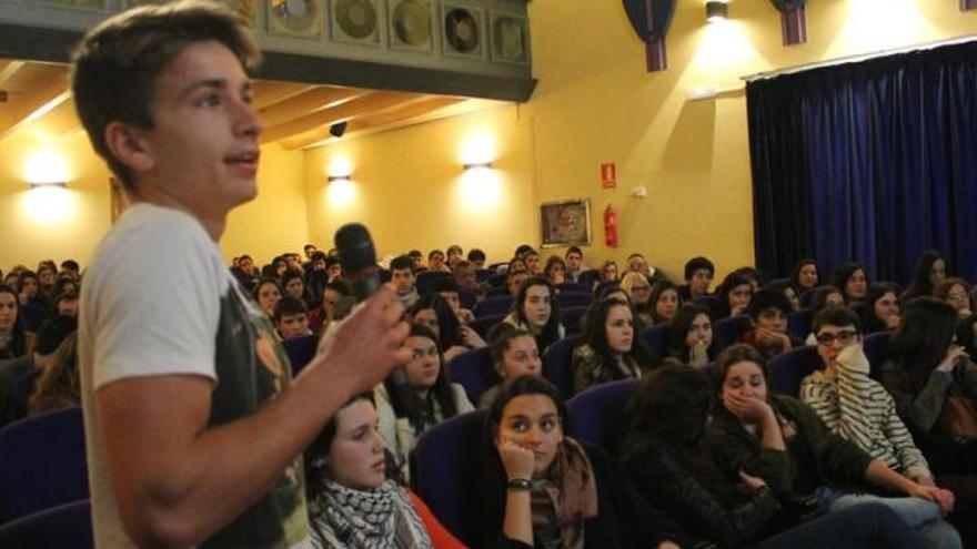 Por la izquierda, el director del Foro Comunicación y Escuela, Luis Felipe Fernández; Gaspar Llamazares, Carmen Rodríguez Maniega y Antonio Trevín, ayer, poco antes de iniciarse el acto. | a. m. serrano