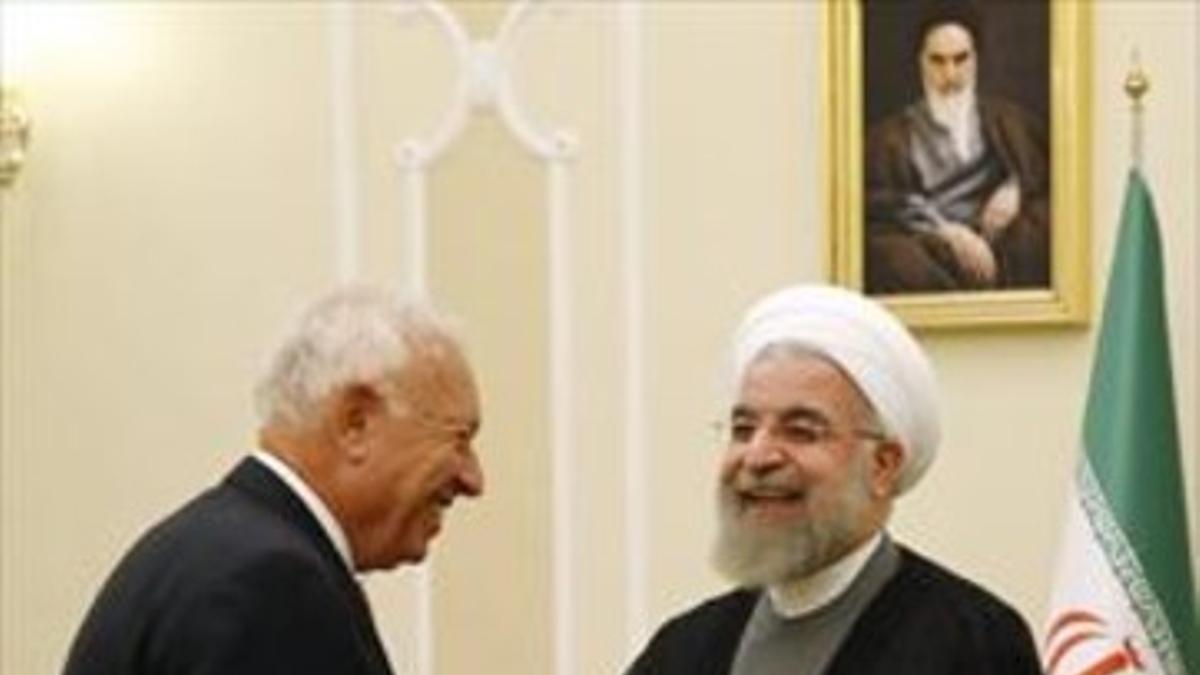 García-Margallo saluda al presidente iraní, Hassan Rohaní, ayer, en Teherán.