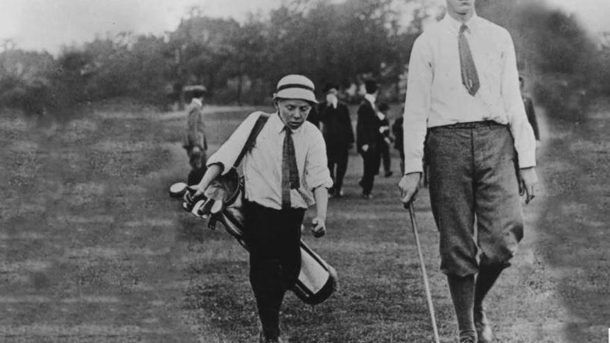 El golfista amateur y su pequeño caddie, en el Open USA de 1913.