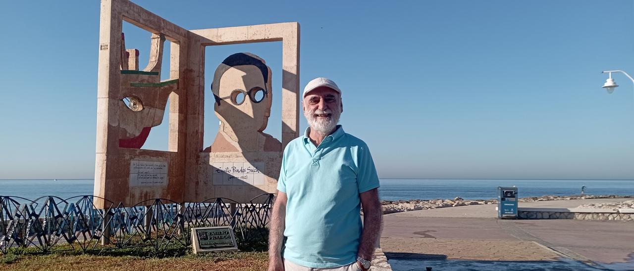 Andrés Montesanto, esta semana en el monumento que realizó a Emilio Prados en las playas del Palo, aún con la calima de marzo.