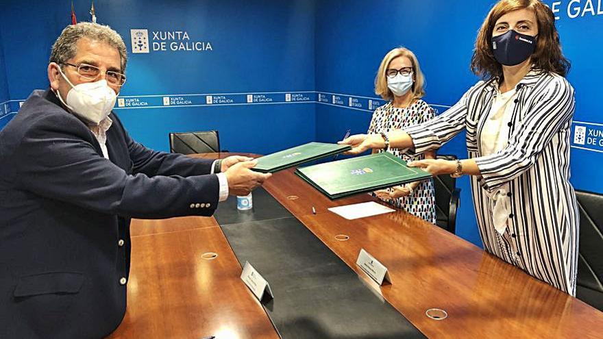 Firma del acuerdo de adjudicación. | // FDV