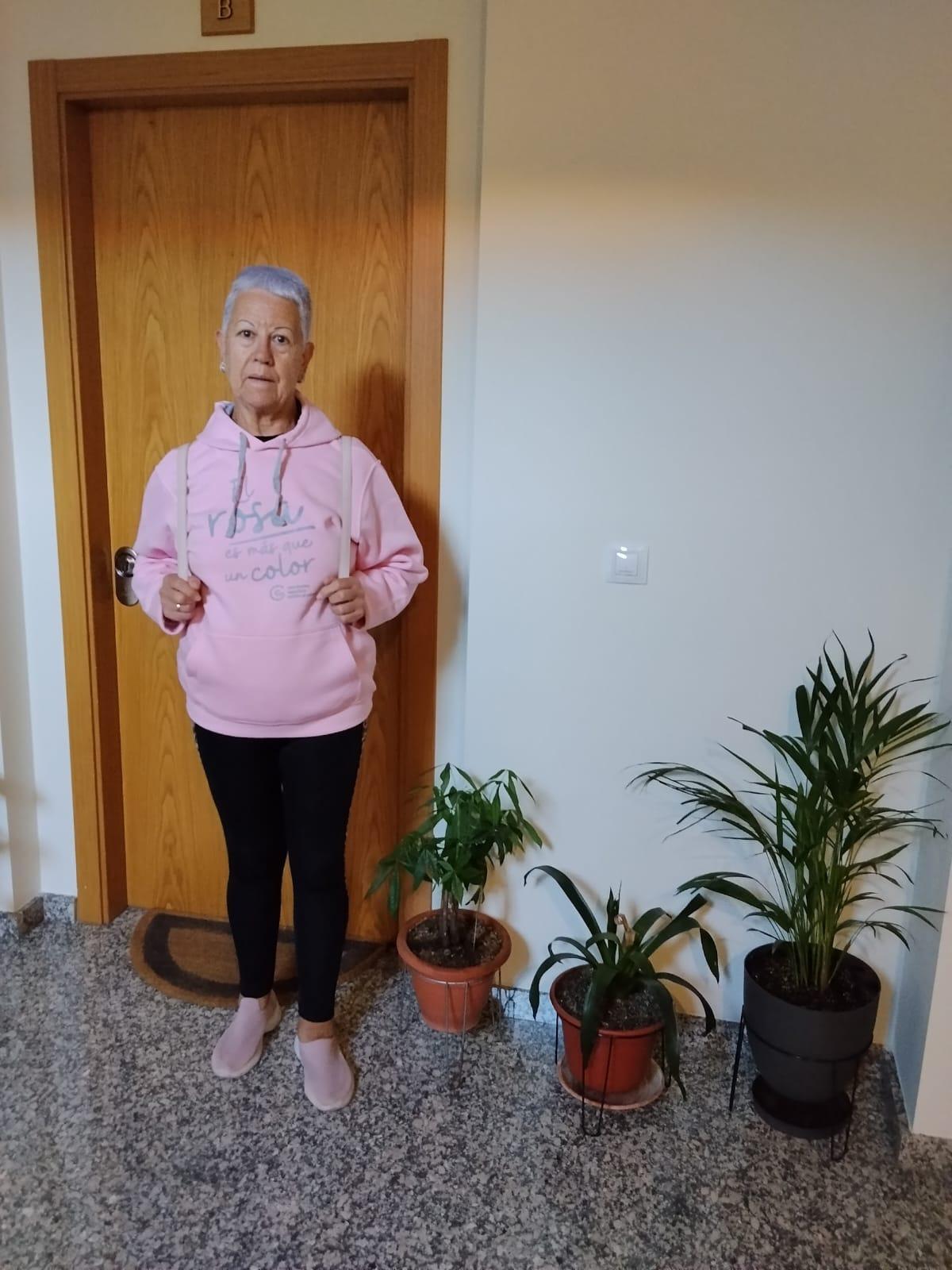 Josefa Felipe Sánchez, con una sudadera de la AECC contra el cáncer de mama.