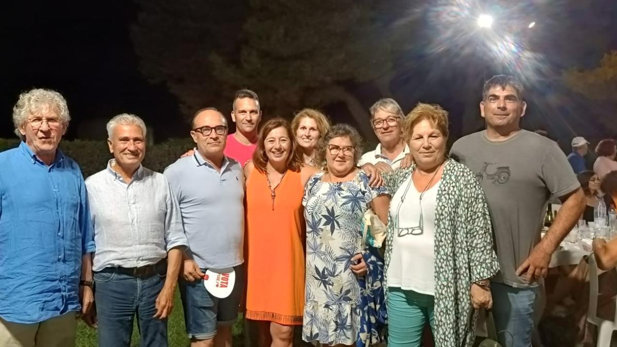 Imagen del grupo municipal socialista en Maria de la Salut junto a Francina Armengol.