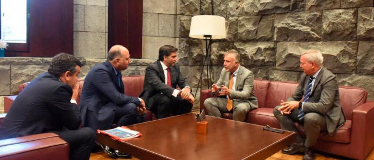 Ángel Víctor Torres, y Sebastián Franquis mantuvieron ayer una reunión en Tenerife con el presidente y CEO de Toyota España, Miguel Carsi y el propietario y CEO de Toyota Canarias, Isamel Alemán.