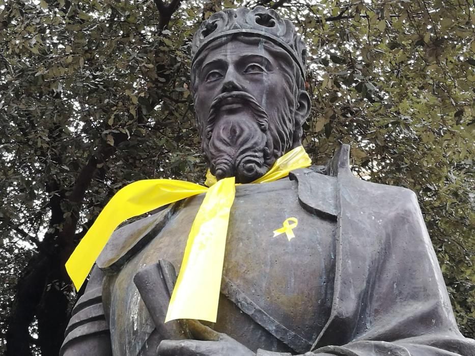 L'estàtua del rei Pere III també guarnida de groc