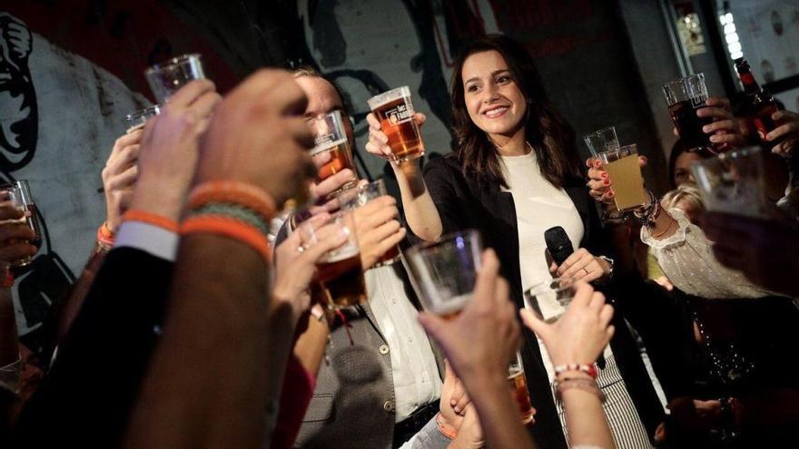 Inés Arrimadas brinda con simpatizantes en Málaga durante un acto a apoyo a Juan Cassá.