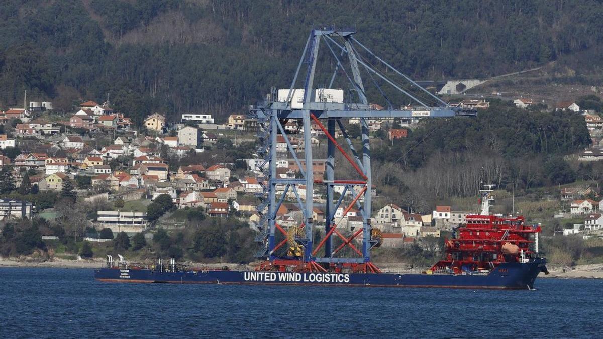 El “Vestvind” fondeado en la ría.