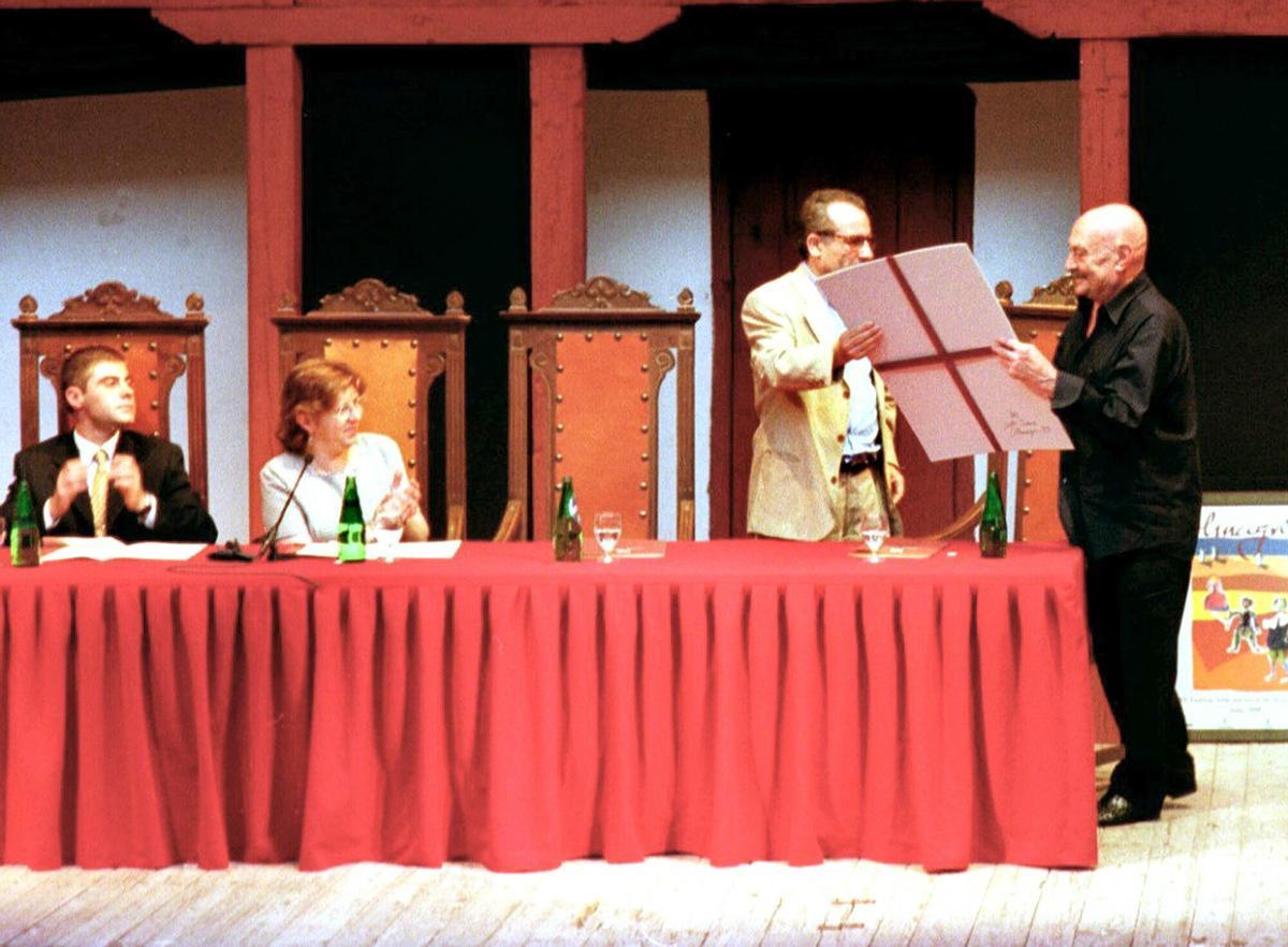 José Hierro Premio Cervantes (1999), recibido de manos del director del Festival de Teatro Clásico de Almagro.