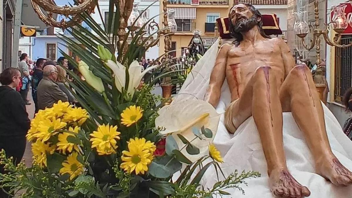 Cristo Yacente procesionando en Canet.