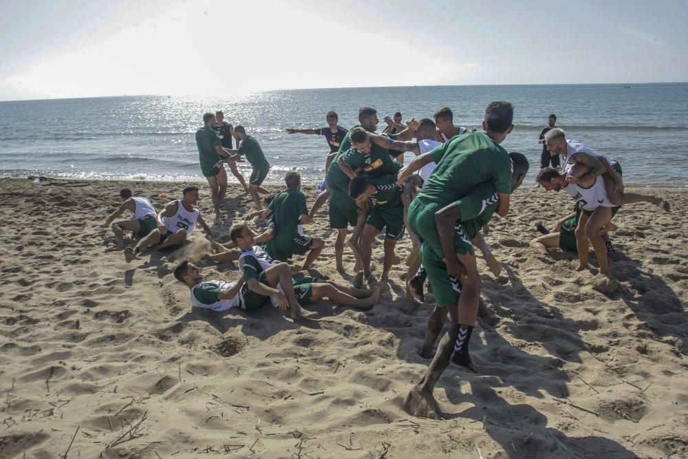 Entrenamiento del Elche CF en la playa de El Pinet