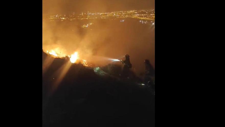 Controlado el incendio forestal en las proximidades del cementerio San Gabriel en Málaga