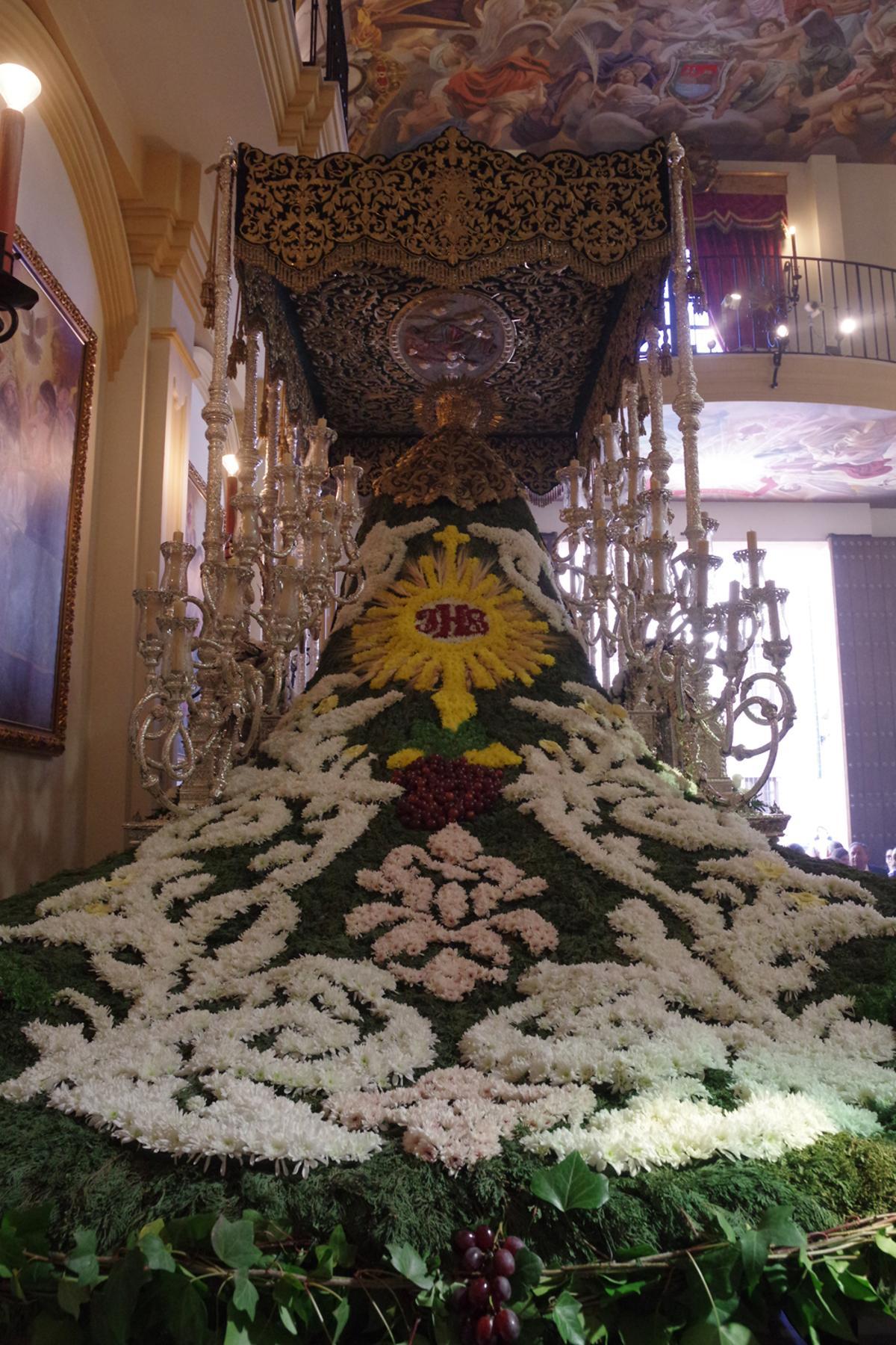 El manto de la Virgen de las Penas está compuesto de unas 10.000 flores: margaritas euryops blancas, marfil y amarillas además de margaritas de botón blancas