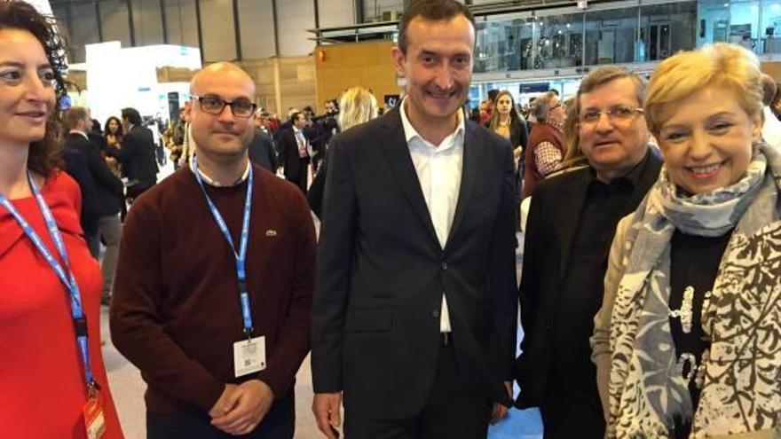 El alcalde de Elche, Carlos González, con José María García y la chef Susi Díaz.