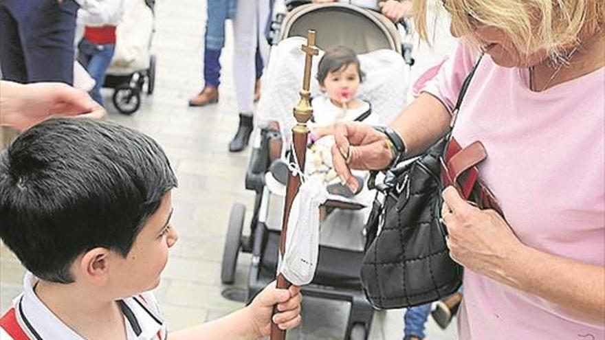 El Barrio de la Cruz se viste de gala para conmemorar la llegada de la primavera