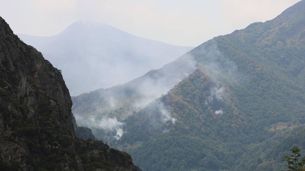 Así es el parte de la guerra contra el fuego: los principales frentes en Asturias están controlados, pero se teme a los activos en León, que “tienen que apagarse allí”