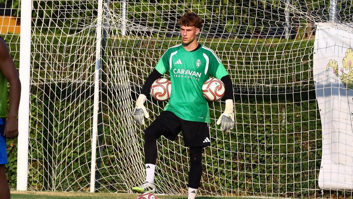 Westerveld, con varios balones en un entrenamientod el Real Zaragoza.