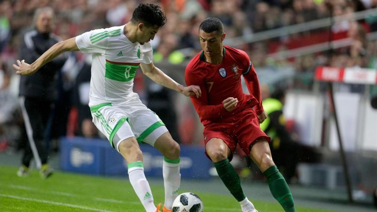 Zinedine Ferhat en un partido con la selección argelina