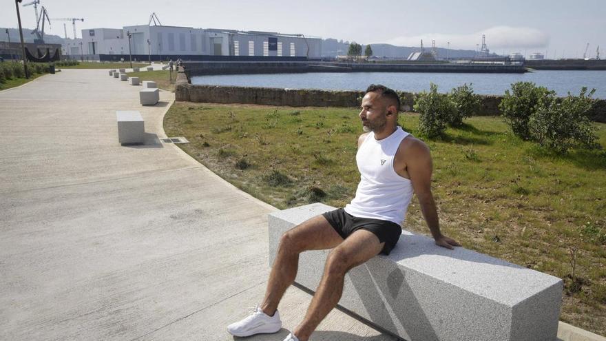 Los gijoneses ya aprovechan el paseo de Naval Azul para tomar el sol