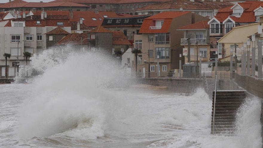 Temporal en el mar, en Panxón, esta tarde. // José Lores