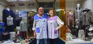 El mandilón de las abuelas apunta a ser tendencia en A Coruña: «Ya me escribieron cuatro chicas de Madrid para comprarlos»