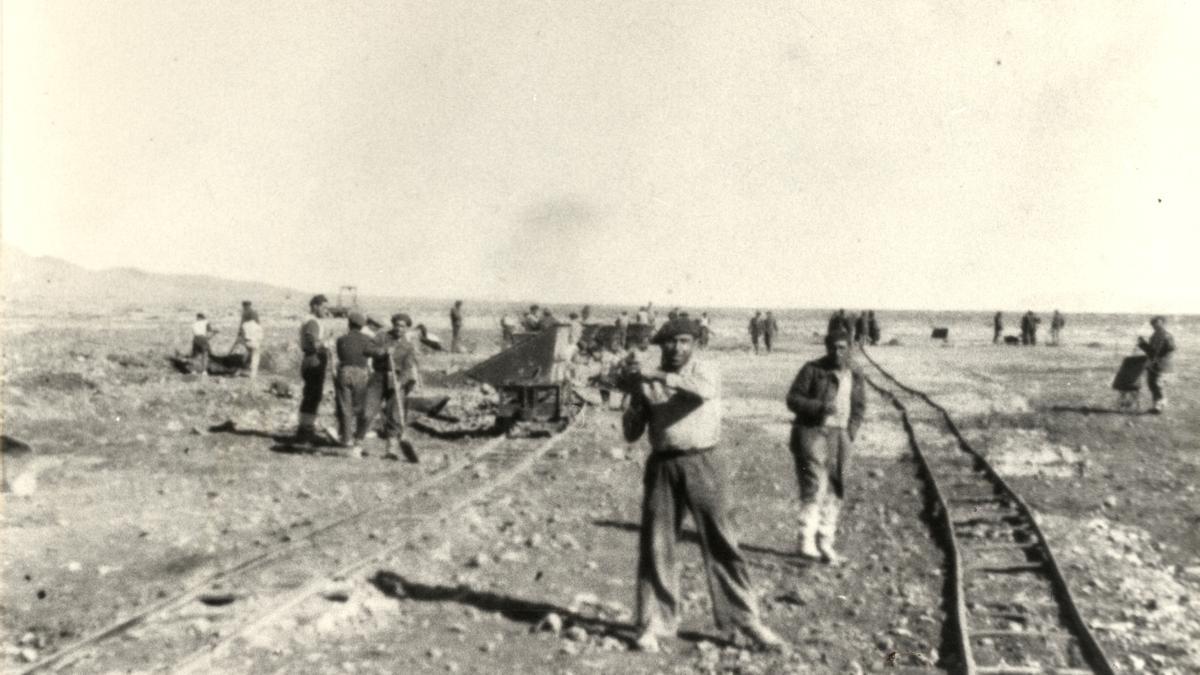 Presos trabajando en la construcción del ferrocarril Transahariano entre 1940 y 1943, miles de republicanos españoles fueron recluidos por la Francia de Vichy en campos de concentración en Marruecos y Argelia para construir el ferrocarril Transahariano.