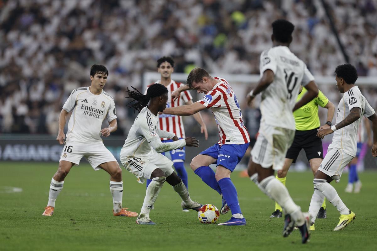 YEDA (ARABIA SAUDÍ), 08/01/2026.- El centrocampista del Real Madrid Eduardo Camavinga (c-i) disputa un balón con el delantero del Atlético de Madrid Alexander Sørloth (c-d) durante la semifinal de la Supercopa de España entre el Atlético de Madrid y el Real Madrid, este jueves en el Estadio Rey Abdullah, en Yeda. EFE/Kai Forsterling