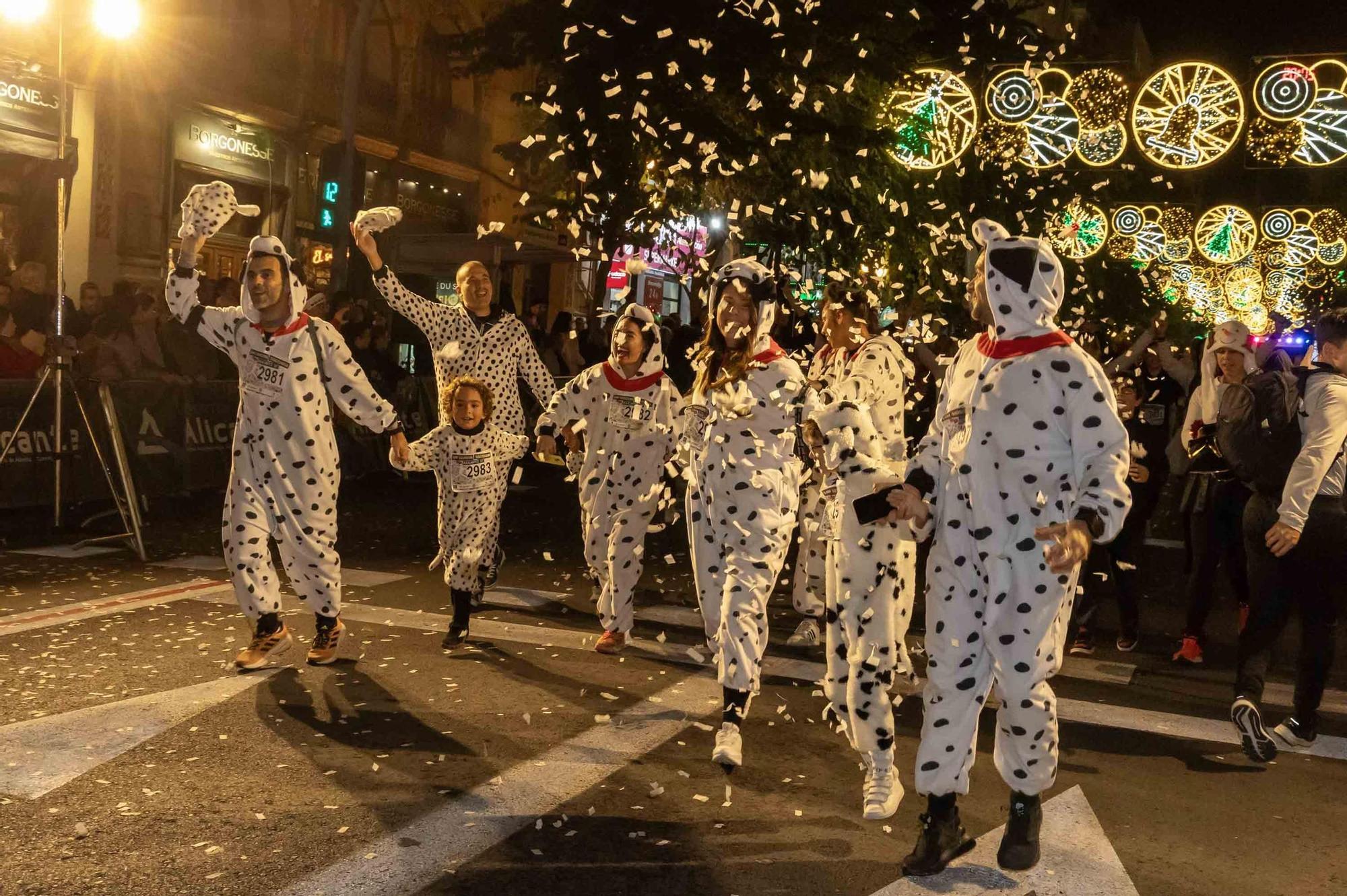 La San Silvestre de Alicante llena de colorido la ciudad