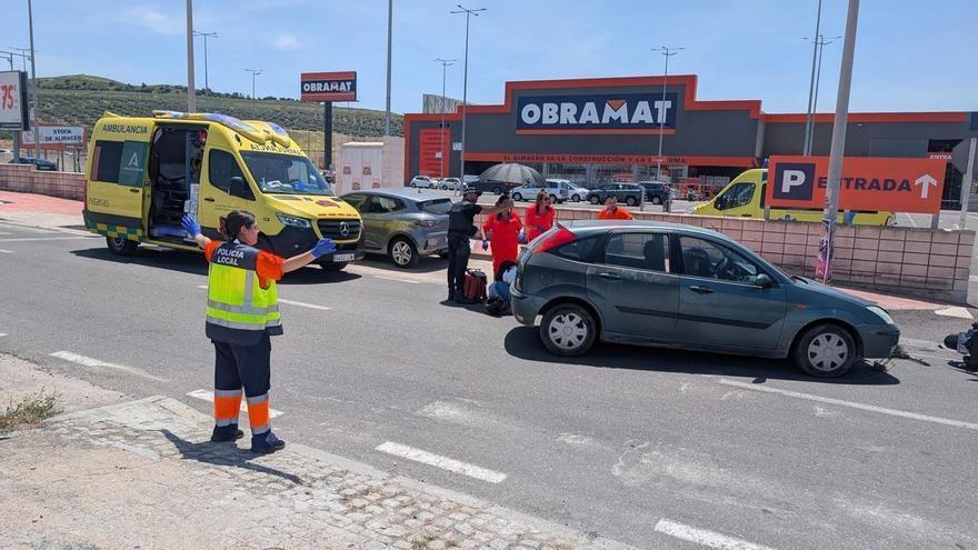 Trasladan al hospital a una persona herida tras una colisión entre un coche y una moto en el polígono de la Torrecilla