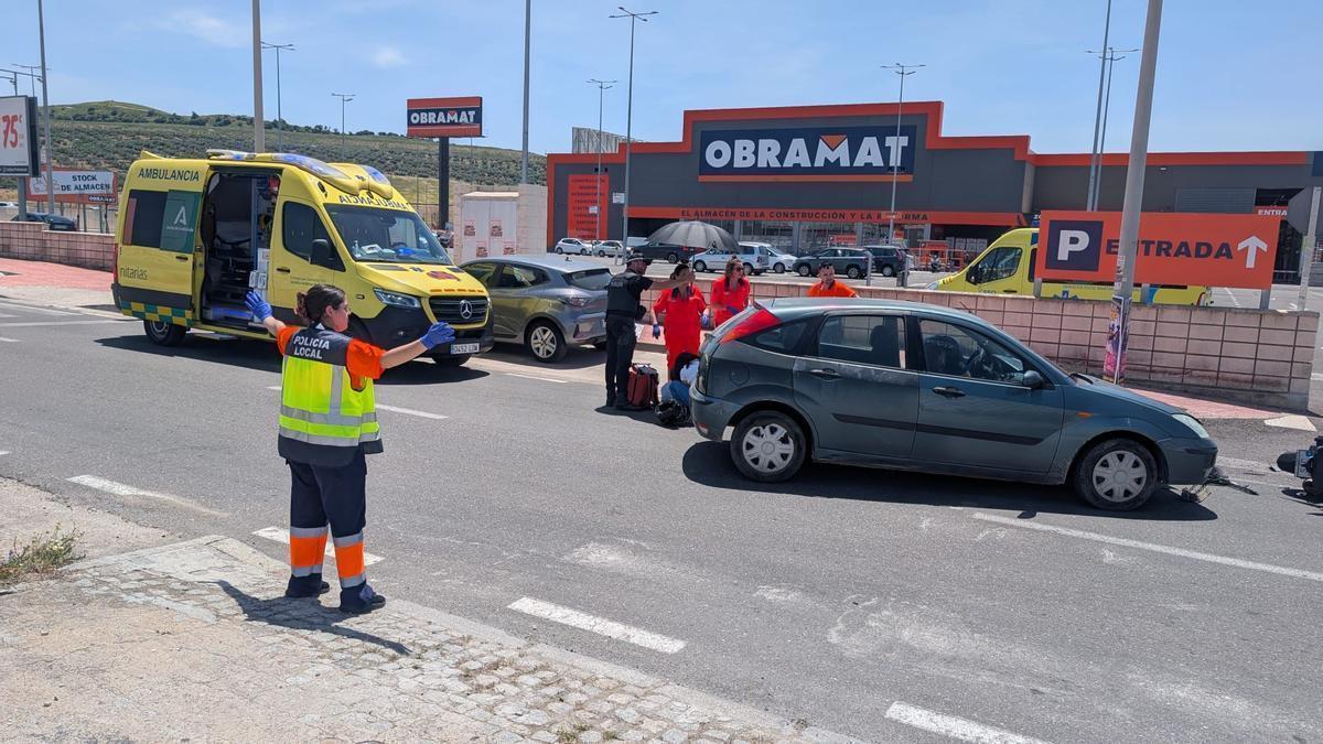 Agentes de la Policía Local y sanitarios atienden a una persona herida tras un accidente de tráfico en el Polígono de la Torrecilla.