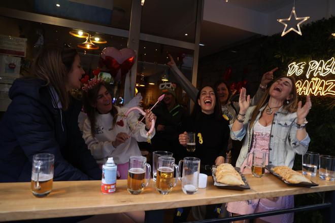 Alicante mantiene el espíritu de Carnaval pese al temporal