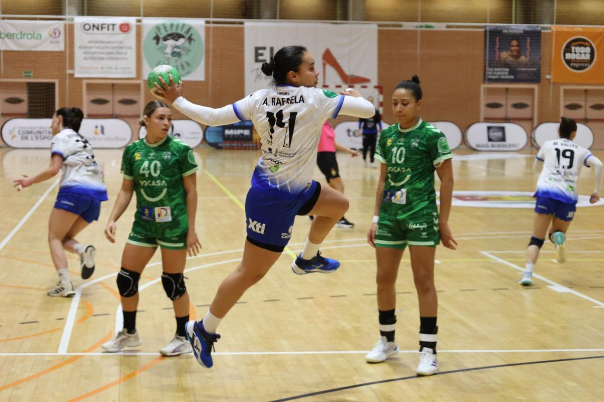 Agda Rafaela dispara contra el Rocasa Gran Canaria.