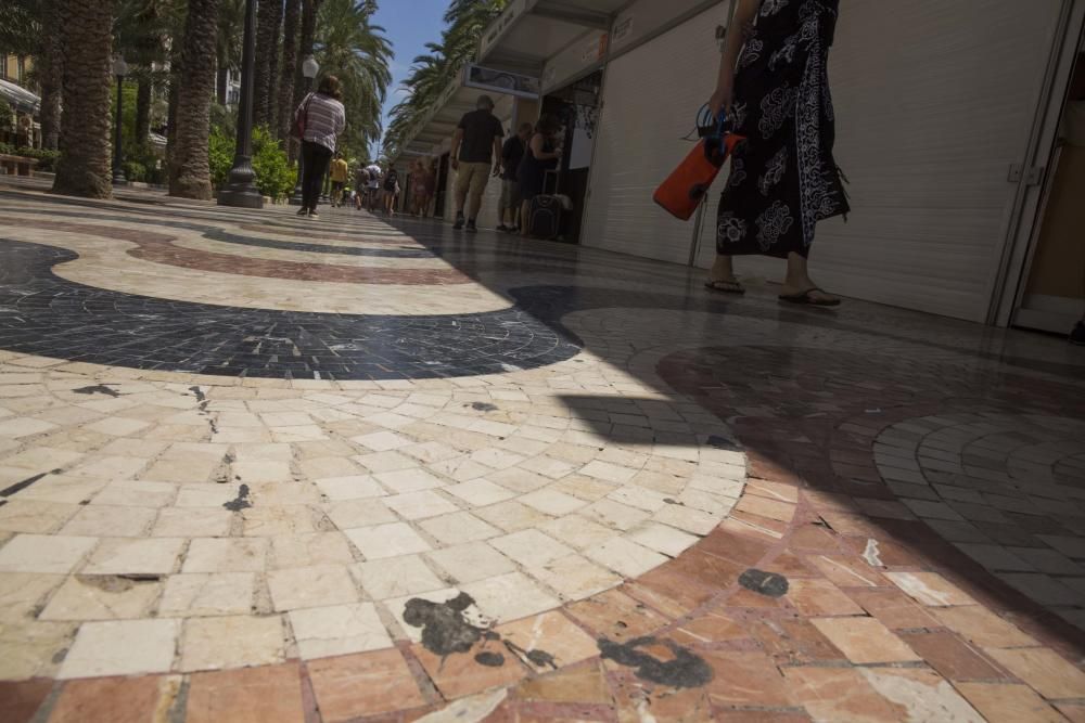 Teselas fuera de su sitio, suciedad, agujeros y grietas en el paseo de la Explanada