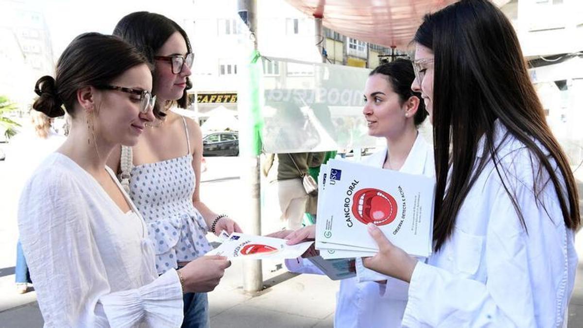 Estudantes de Odontoloxía da USC promoven na Praza Roxa unha campaña para concienciar a cidadanía arredor da prevención do cancro oral.