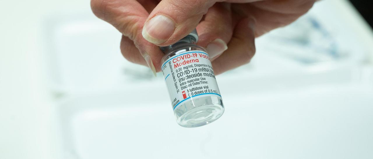 Las vacunas podrían ser menos eficaces con la variante Ómicron, según el consejero delegado de Moderna