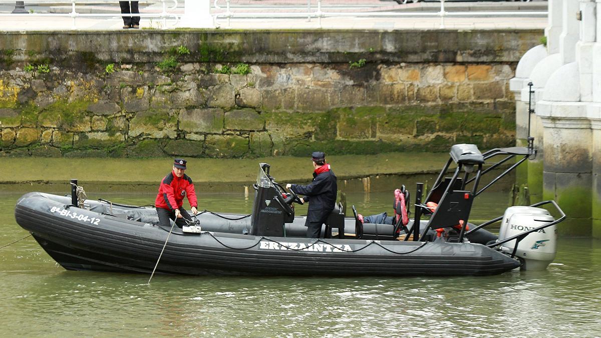 Agentes de la Ertzaintza en la ría de Bilbao, en una imagen de archivo