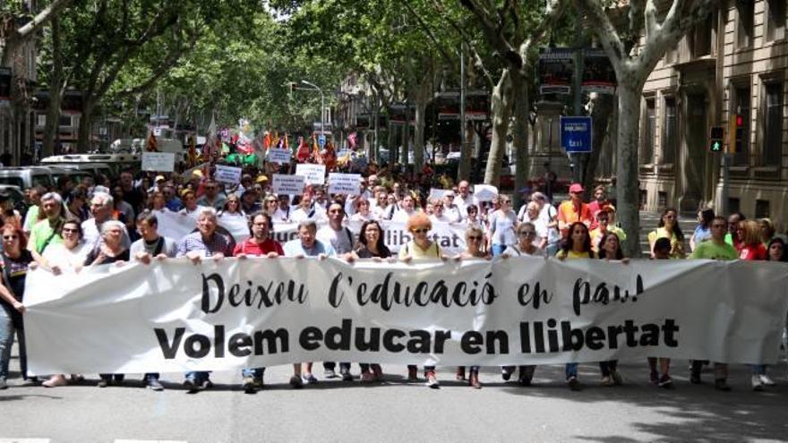 La manifestació de la comunitat educativa va recórrer els carrers del centre de Barcelona