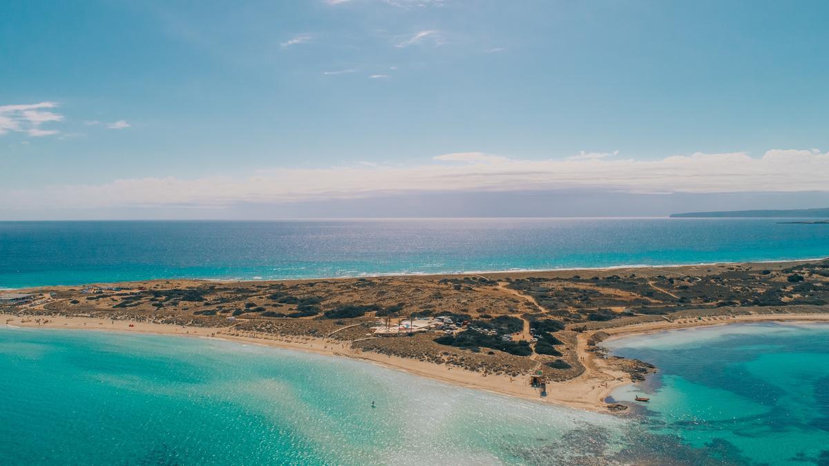 Juan y Andrea está ubicado en el parque natural de ses Illetes en Formentera