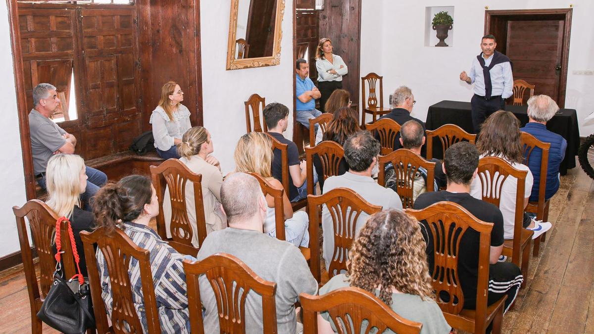 El alcalde de Teguise y concejales junto a empresarios de la Villa de Teguise.